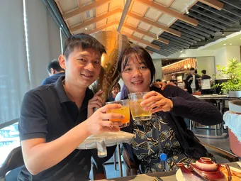 兩人在餐廳舉杯合照
