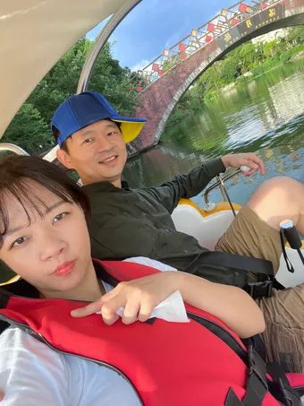 兩人在水上腳踏船自拍
