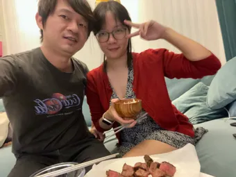 兩人在家中與親手料理合照