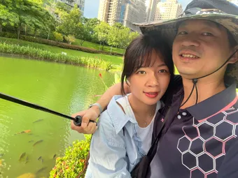 兩人在公園水池旁自拍