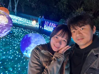 兩人在夜間燈飾前自拍